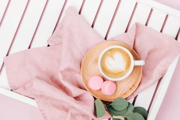 Tazza Caffè Vassoio Servizio Legno Bianco Ramo Eucalipto Posa Piatta — Foto Stock