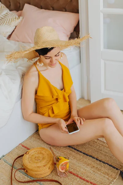 Young Woman Yellow Swimsuit Straw Hat Using Mobile Smartphone Summer — 스톡 사진