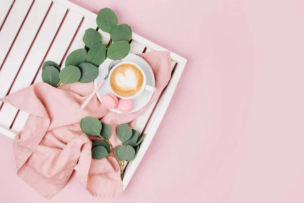 Tazza Caffè Vassoio Servizio Legno Bianco Ramo Eucalipto Posa Piatta — Foto Stock