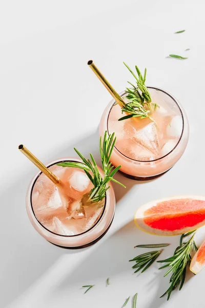 Dois Copos Com Toranja Coquetel Rosemary Bebidas Verão Com Citrinos — Fotografia de Stock