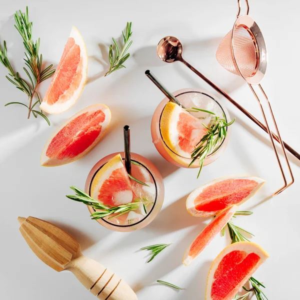 Dos Vasos Con Pomelo Cóctel Romero Bebidas Verano Con Cítricos —  Fotos de Stock