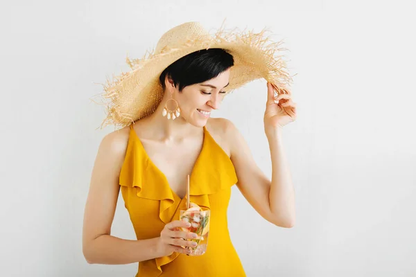 Young Woman Yellow Swimsuit Straw Hat Cocktail Summer Vacation Concept — 스톡 사진