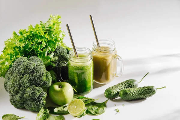 Boisson Saine Aux Épinards Légumes Verts Dans Bocal Sur Fond — Photo