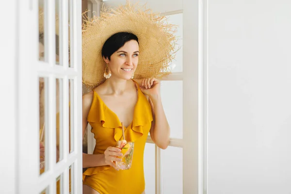 Sarı Mayo Kokteylli Hasır Şapkalı Genç Bir Kadın Yaz Tatili — Stok fotoğraf