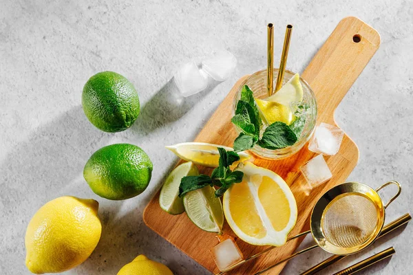 Limonada Casera Bebidas Verano Con Cítricos Frescos Hielo — Foto de Stock