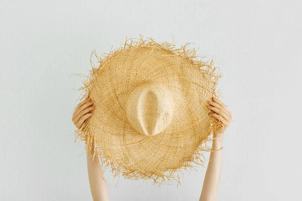 여성의 모자를 들고있다 — 스톡 사진