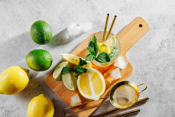 レモネードやモヒートのカクテルをレモンとミントでリフレッシュ 夏の飲み物 — ストック写真