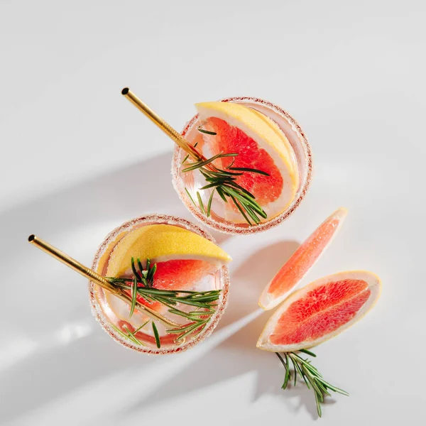 로즈마리 칵테일이야 봄이나 여름에 마시기에 음료와 마시지 — 스톡 사진