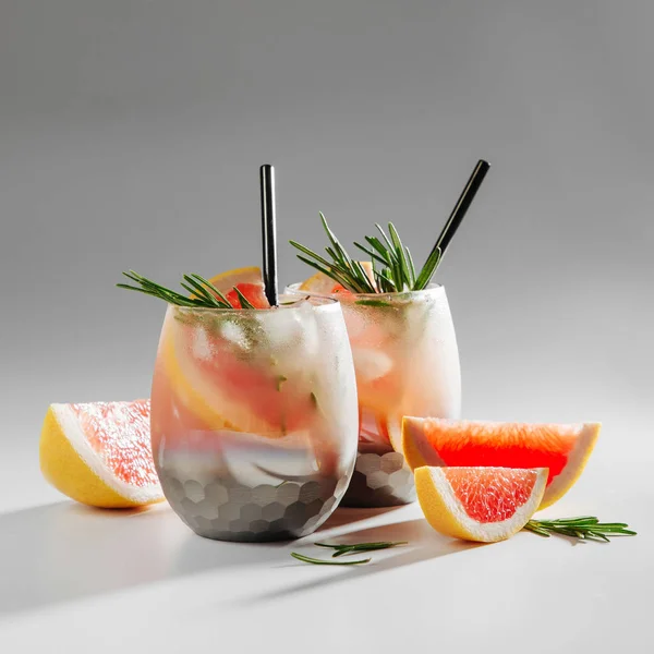 로즈마리 칵테일이야 봄이나 여름에 마시기에 음료와 마시지 — 스톡 사진