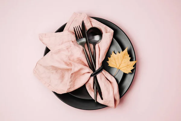 Feestelijke Tafel Setting Met Bestek Bleke Roze Servet Zwarte Borden — Stockfoto