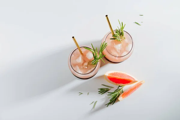 Två Glas Med Grapefrukt Och Rosmarincocktail Sommardryck Med Färsk Citrus — Stockfoto