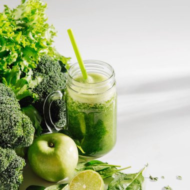 Beyaz arka plan üzerinde kavanozda ıspanak ve yeşil sebze ile sağlıklı bir içecek. Vejetaryen yemekleri. Detoks ve diyet konsepti. 