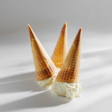 Beyaz arka plana düşen dondurma külahları. 