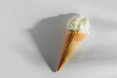 Beyaz arka planda dondurma külahları. Yaz konsepti.