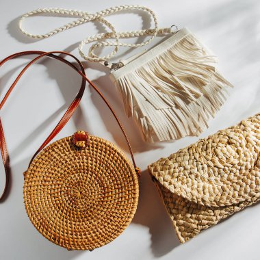 Beyaz arka planda çeşitli yaz çantaları. Yuvarlak bambu çanta, saçak ve saman çanta ile çanta. Düz yatıyordu, üstten bak. Moda konsepti. 