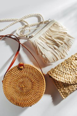 Beyaz arka planda çeşitli yaz çantaları. Yuvarlak bambu çanta, saçak ve saman çanta ile çanta. Düz yatıyordu, üstten bak. Moda konsepti. 