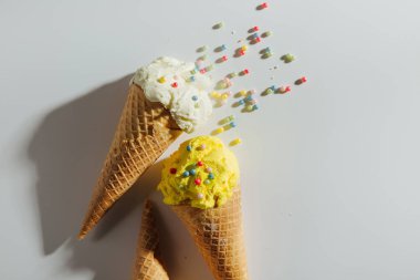 Beyaz arka planda dondurma külahları. Yaz konsepti.