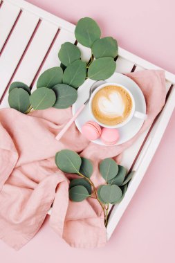 Bir fincan kahve Beyaz ahşap servis tepsisi ve okaliptüs dalı. Düz yatıyordu, en iyi görünümü