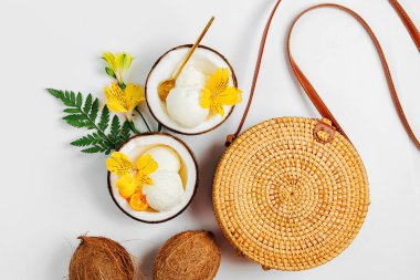 Hindistan cevizinin yarısında bambu poşet ve dondurma. Yaz Tatili konsepti.