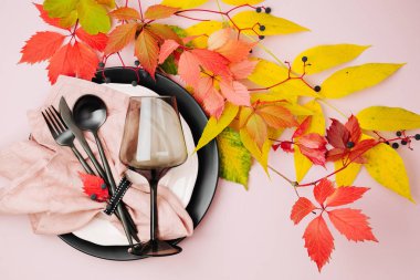 Bright sonbahar Festival tablo ayarı üzerinde pastel arka plan bırakır. Düz yatıyordu, en iyi görünüm, kopya alanı