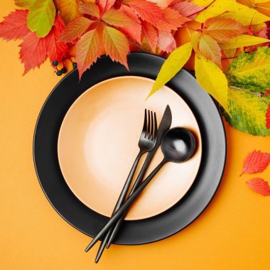 Festival tablo ayarı ile parlak sonbahar turuncu zemin üzerine bırakır. Düz yatıyordu, en iyi görünüm, kopya alanı