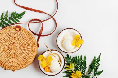 Hindistan cevizinin yarısında bambu poşet ve dondurma. Yaz Tatili konsepti.