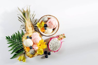 Hindistan cevizi ve ananas yarıya dondurma dekorasyon çiçekler ve çilek Topları. Yaz tropikal kavramı.