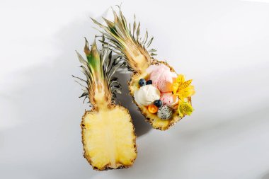 Dondurma dekorasyon çiçekler ve ananas yarıya çilek Topları. Yaz tropikal kavramı.