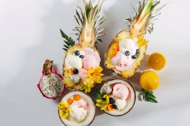Hindistan cevizi ve ananas yarıya dondurma dekorasyon çiçekler ve çilek Topları. Yaz tropikal kavramı.