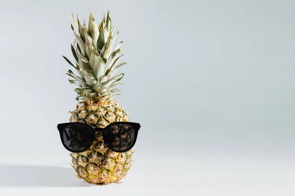 Ananas Occhiali Sole Concetto Tropicale Estivo — Foto Stock