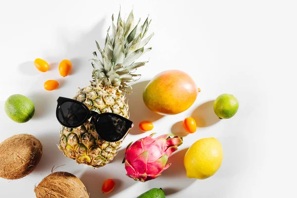 Tropische Früchte Und Ananas Sonnenbrille Tropisches Sommerkonzept — Stockfoto