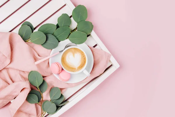 Kopje Koffie Witte Houten Portie Lade Eucalyptus Tak Plat Lag — Stockfoto