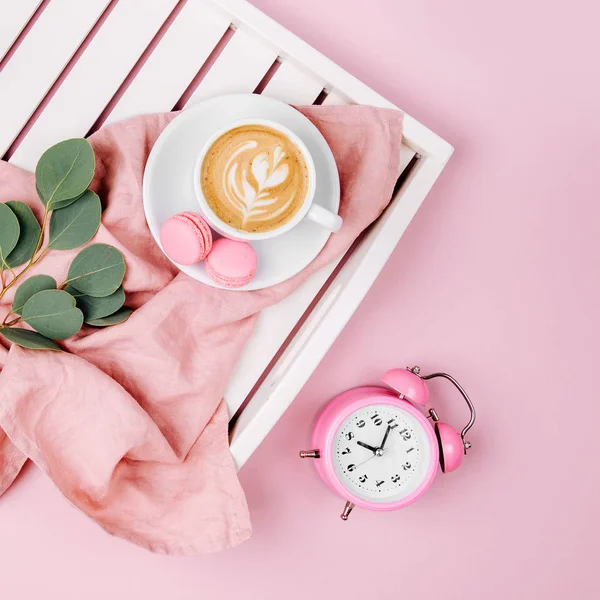 Kopje Koffie Witte Houten Dienblad Met Wekker Eucalyptus Tak Plat — Stockfoto