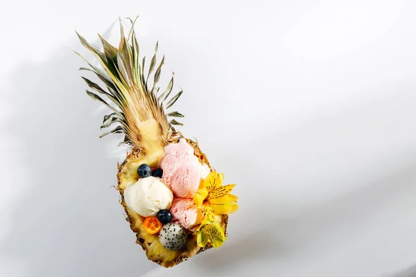 Kuler Iskrem Blomster Bær Halvdeler Ananas Sommertropisk Begrep – stockfoto