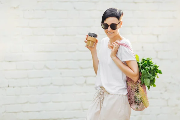 Mujer Joven Ropa Ligera Verano Con Una Bolsa Ecológica Verduras —  Fotos de Stock