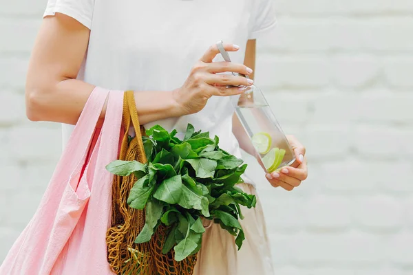 Female Hands Hold Eco Bag Vegetables Greens Reusable Water Bottle — Stock Photo, Image