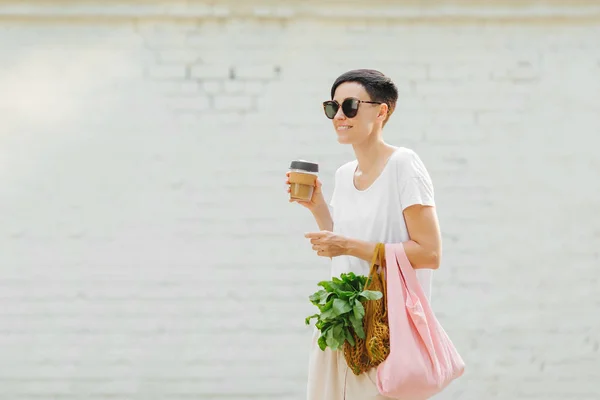 Mujer Joven Ropa Ligera Verano Con Una Bolsa Ecológica Verduras — Foto de Stock
