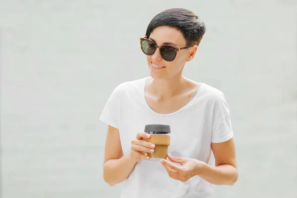 Mujer Joven Sosteniendo Taza Café Reutilizable Estilo Vida Sostenible Concepto — Foto de Stock