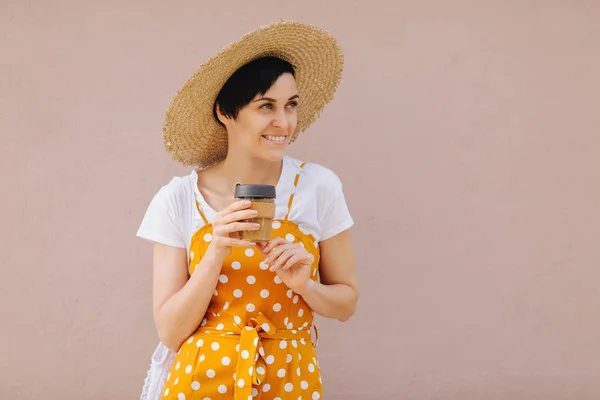 Jovem Mulher Roupas Amarelas Verão Com Saco Eco Frutas Caneca — Fotografia de Stock