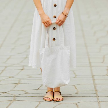 Model boş beyaz kumaş tote çanta tutun. Alışveriş için yeniden kullanılabilir eko çanta. Sıfır atık kavramı