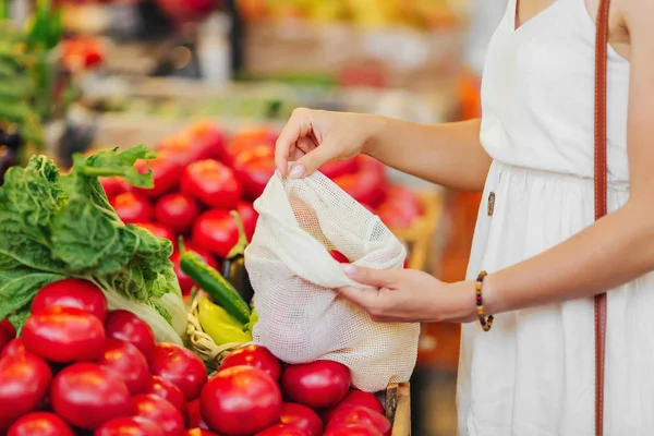 Vrouwelijke Handen Zet Groenten Fruit Katoen Produceren Tas Voedselmarkt Herbruikbare — Stockfoto