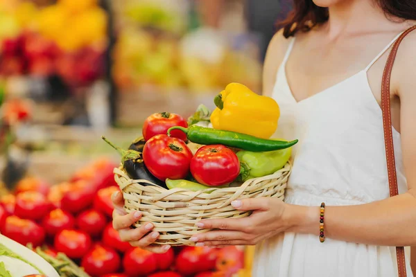 Vrouw Kiest Groenten Fruit Levensmiddelenmarkt — Stockfoto