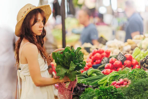 Молодая Женщина Кладет Фрукты Овощи Хлопчатобумажную Сумку Продовольственный Рынок Многоразовая — стоковое фото
