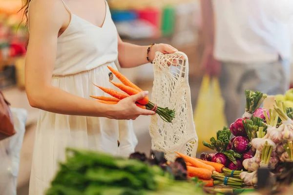 Vrouwelijke Handen Zet Groenten Fruit Katoen Produceren Tas Voedselmarkt Herbruikbare — Stockfoto