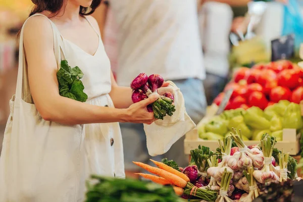 Vrouwelijke Handen Zet Groenten Fruit Katoen Produceren Tas Voedselmarkt Herbruikbare — Stockfoto