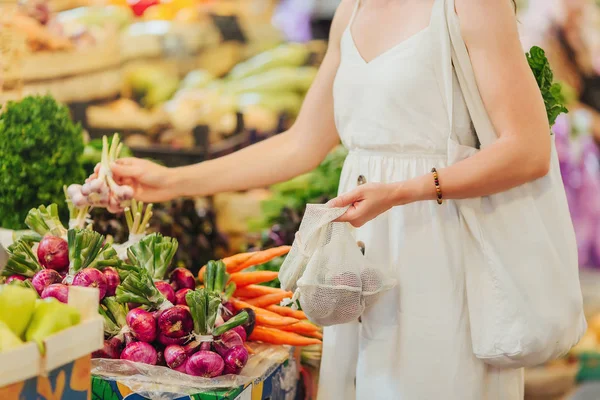 Jonge Vrouw Zet Groenten Fruit Katoen Produceren Tas Voedselmarkt Herbruikbare — Stockfoto