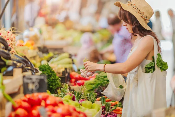 Woman Chooses Fruits Vegetables Food Market Reusable Eco Bag Shopping — Stock Photo, Image