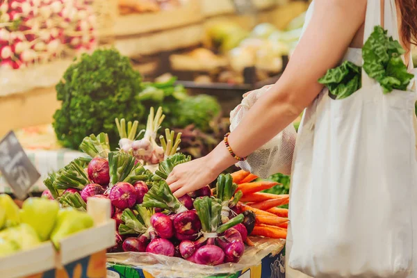 Woman Chooses Fruits Vegetables Food Market Reusable Eco Bag Shopping — Stock Photo, Image