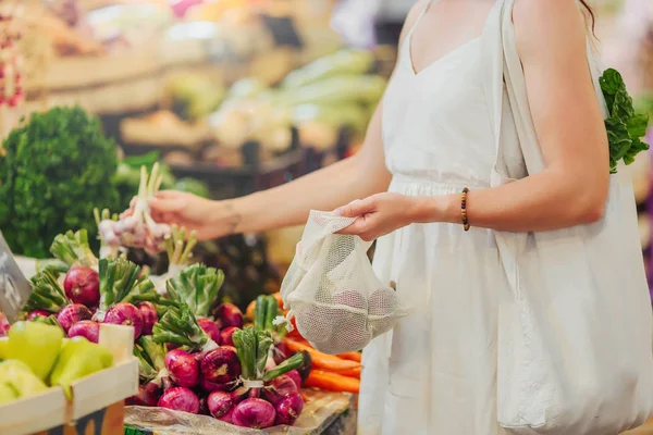 Jonge Vrouw Zet Groenten Fruit Katoen Produceren Tas Voedselmarkt Herbruikbare — Stockfoto