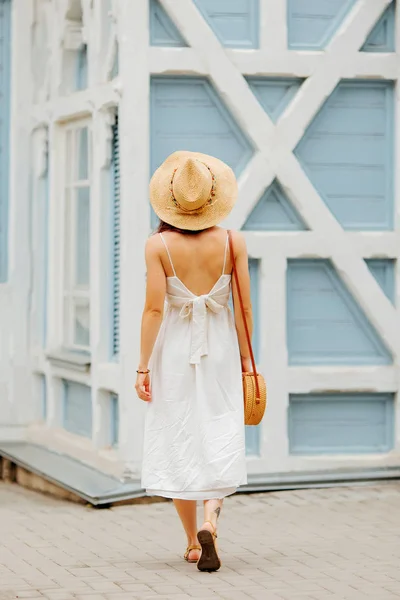 Işık Yazlık Giysiler Bambu Çanta Ile Hasır Şapka Genç Kadın — Stok fotoğraf